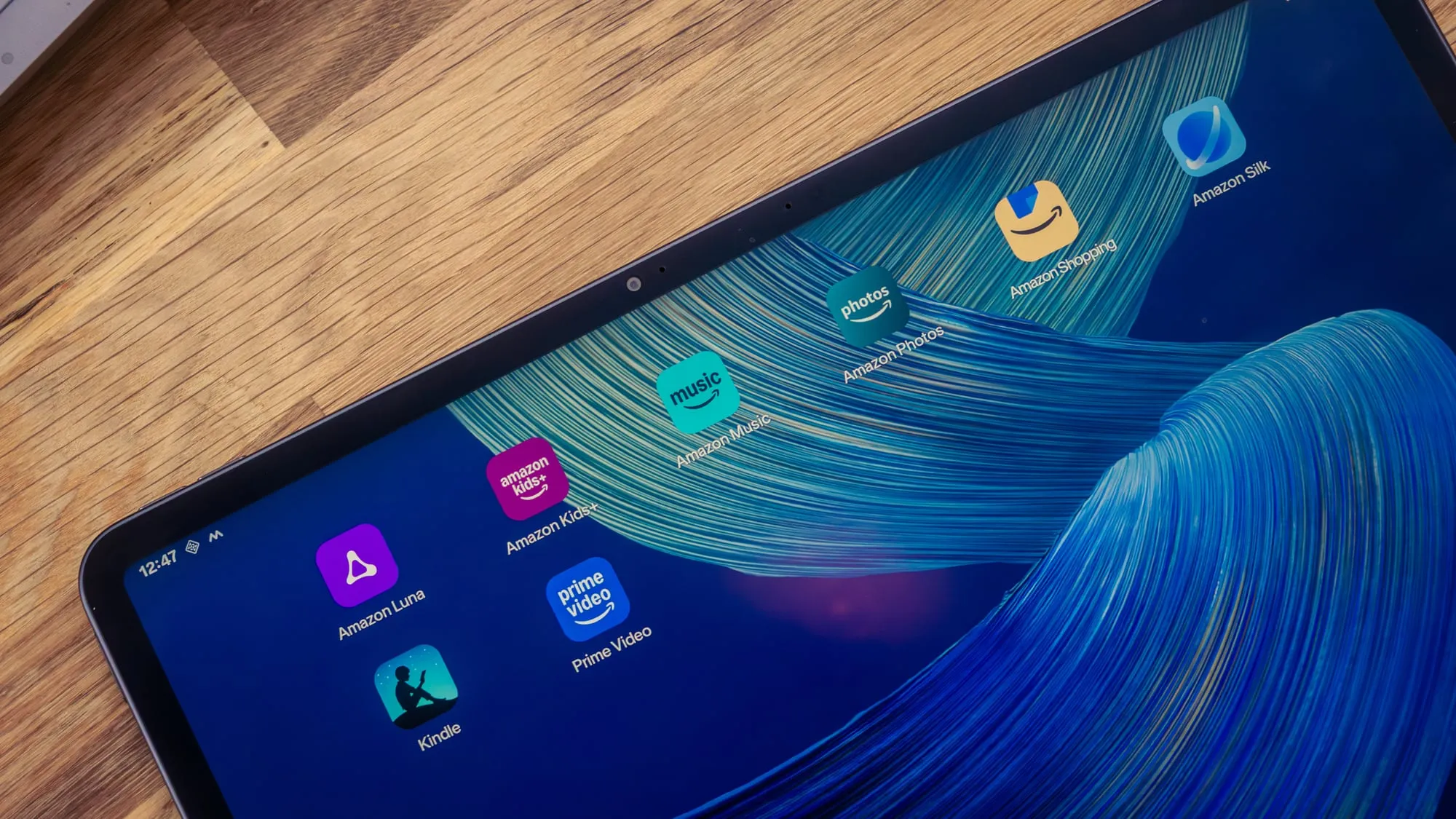 Startbildschirm des Alexa Tablet 12 Pro vor dem Debloaten mit den vorinstallierten Apps Amazon Luna, Amazon Kids+, Amazon Music, Amazon Photos, Amazon Shopping, Amazon Silk, Kindle und Prime Video