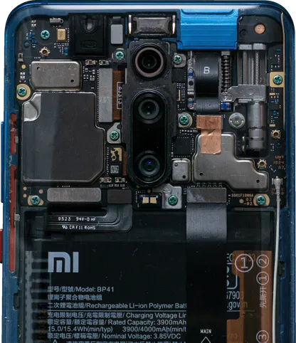 Geöffnetes Xiaomi Mi 9T ohne Rückdeckel: Mainboard, Dreifachkamera, Motor der Pop-up-Selfiekamera und Akku liegen frei